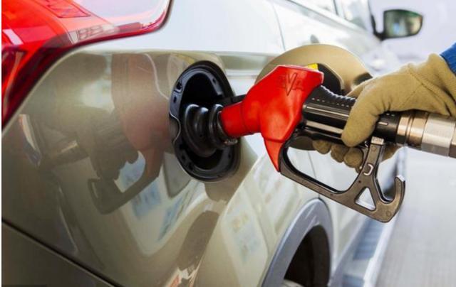 油箱打开有气冲出怎么解决,油箱打开盖会有气是怎么回事