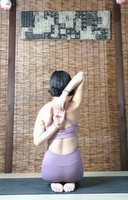 瑜伽7个体式助你更易开肩,瑜伽牛面坐辅助手法