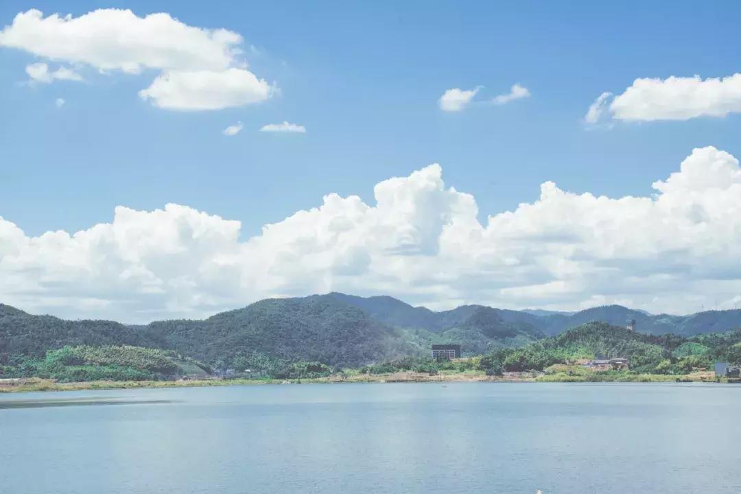 睡进这间藏身青山湖边的理想酒店，一起探寻临安城的悠居岁月~