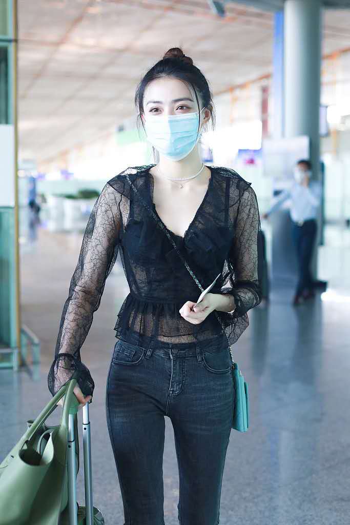 徐璐白色蕾丝上衣,徐璐机场穿搭黑色牛仔裤