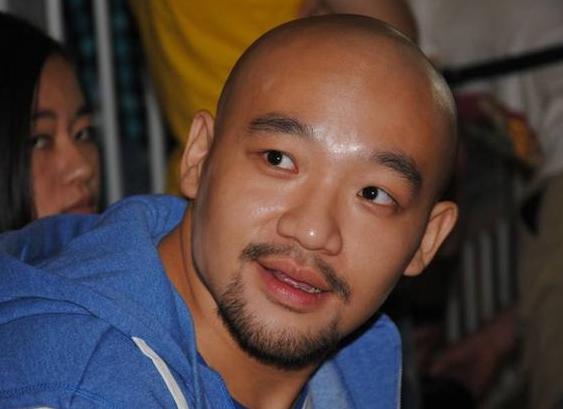 李代沫出狱后，直播3句离不开刷礼物，网友怒怼：穷疯的节奏