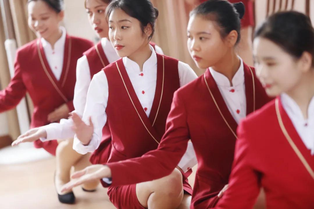 初中生读技校选哪个地方前景好,中考生是报职高好还是技校好