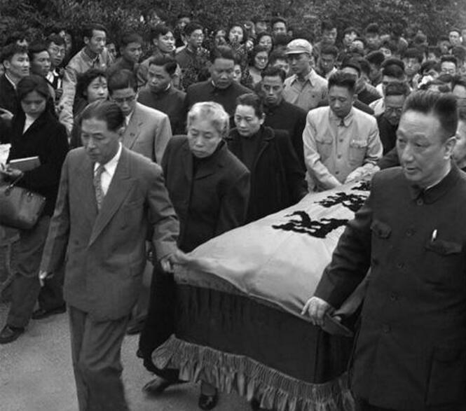 一场震动东亚的葬礼，16位大人物抬棺，灵柩上附三个字：民族魂