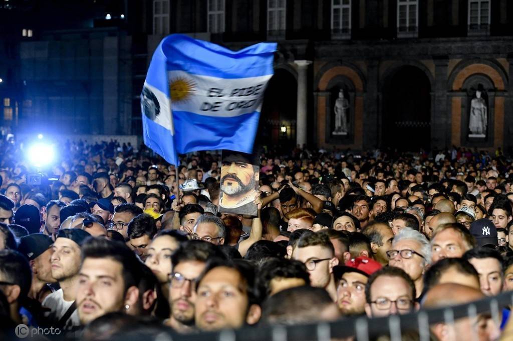 马拉多纳背后的故事,马拉多纳贝利的恩怨