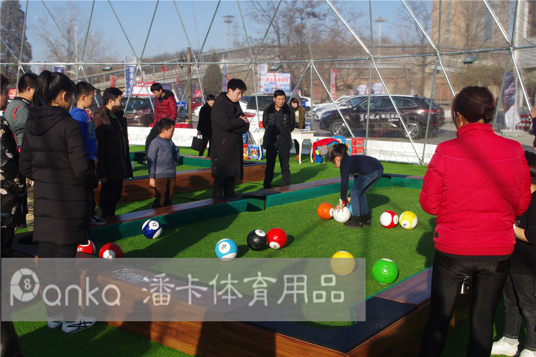 用脚踢台球,不仔细看还真发现不了