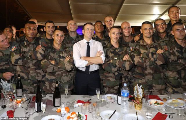 66岁布丽吉特遇对手，64岁科特迪瓦第一夫人牛油果色丝巾成功抢镜