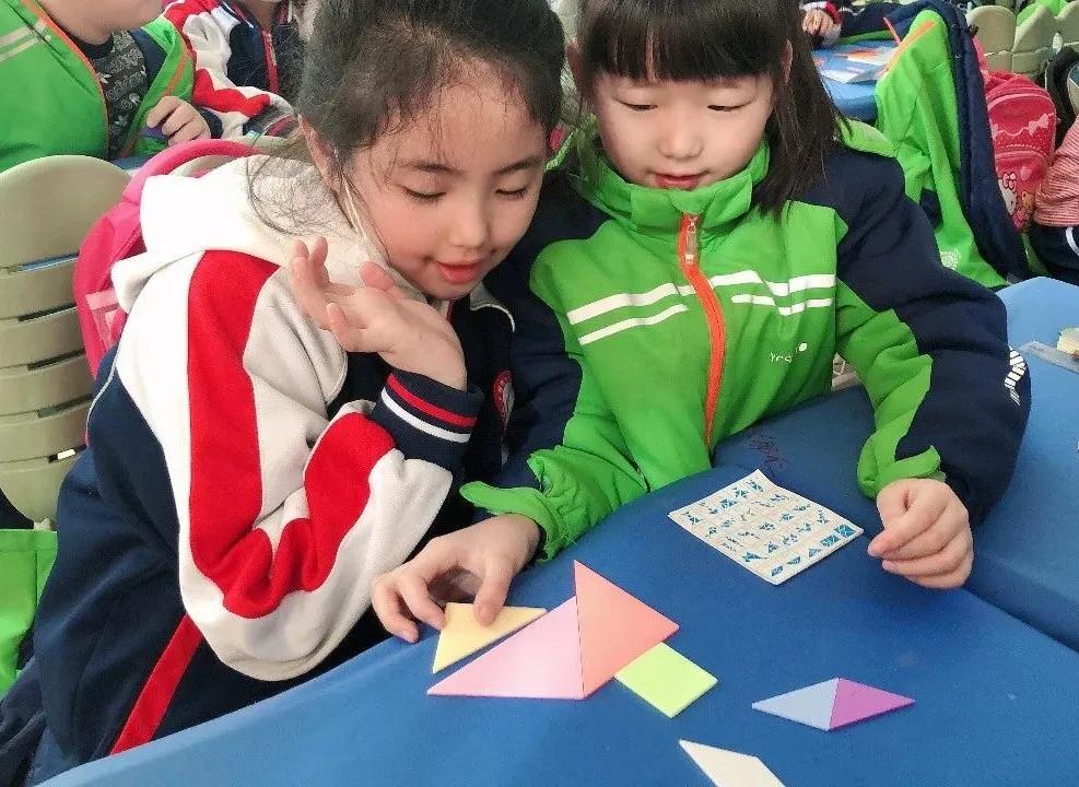 【寓教于乐】敕勒川绿地小学乌兰分校一年级开展​玩转七巧板趣味拼搭活动​