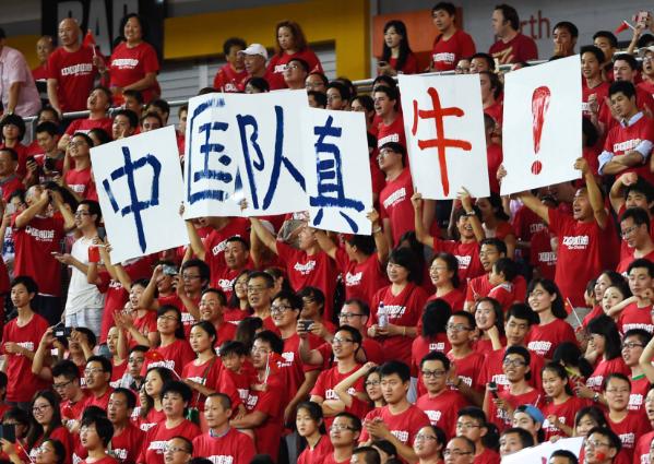 球迷是不是疯了？极端足迷认为就算国足再怎么差劲，也要比女排好