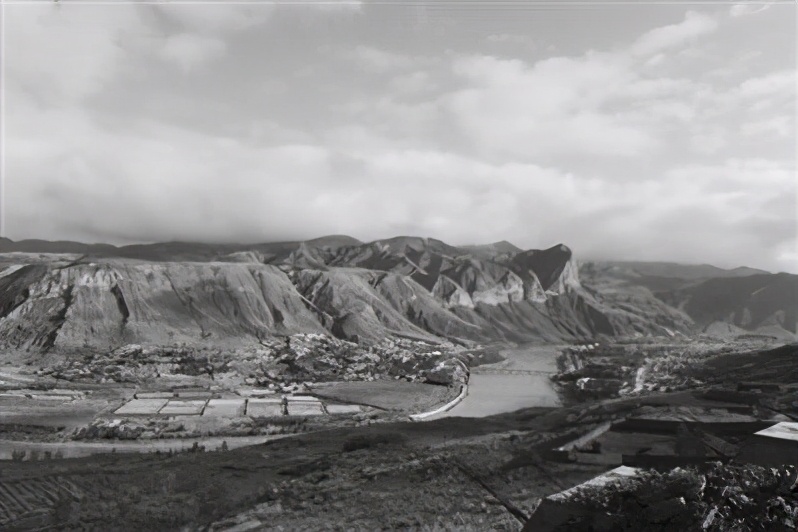 进驻果洛的一路，其艰苦和危险，影视中也难见