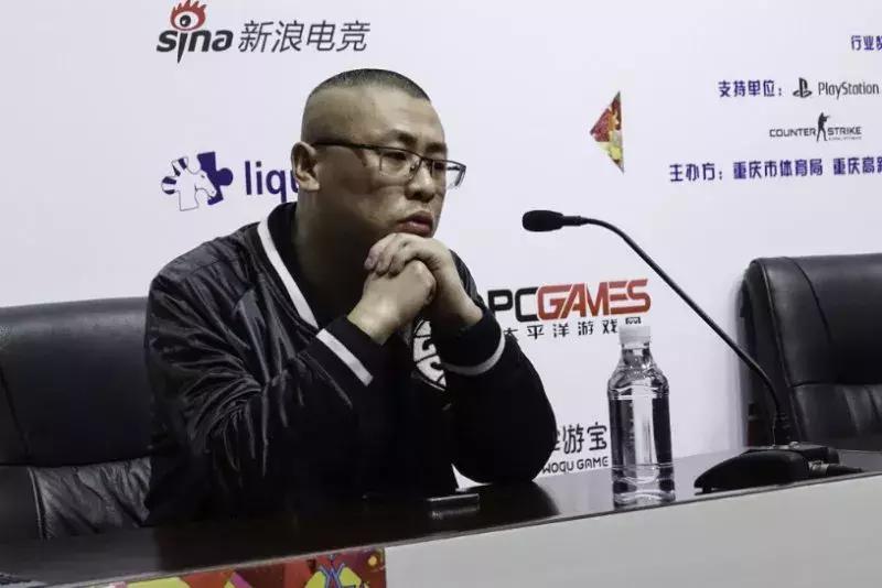 在电脑踢足球的中年男人成为全国冠军，世界赛上却惨败而归