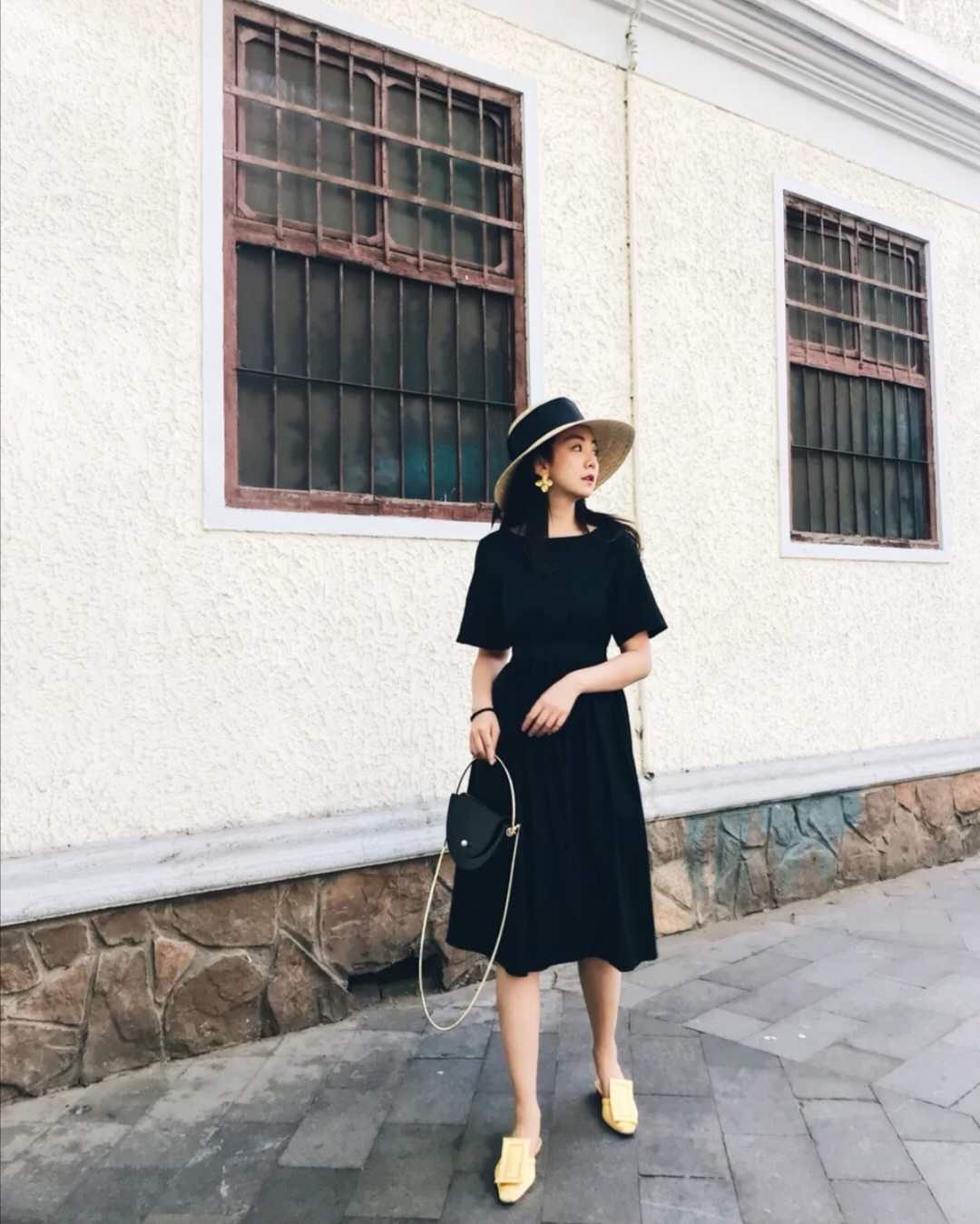 黑色裙子搭什么颜色的腰带,黑色裙子穿什么颜色裤袜好看