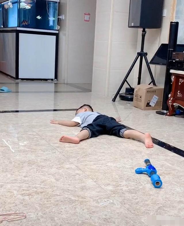 姐姐开学弟弟哭了想念姐姐,姐姐去上学弟弟舍不得姐姐打你