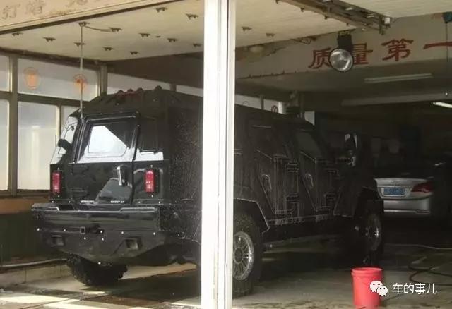 1500万的骑士十五世去洗车，洗车工直摇头：装甲车我们洗不了