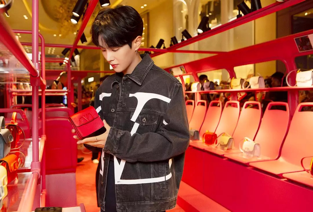 我抓住了一位资深柜员，道出了如何让你掏钱买包的秘密