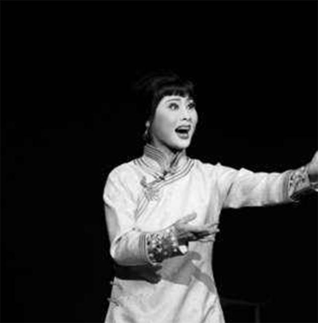 段祺瑞侄子也追星，女星下台他公然强吻，警局罚了50大洋就回家