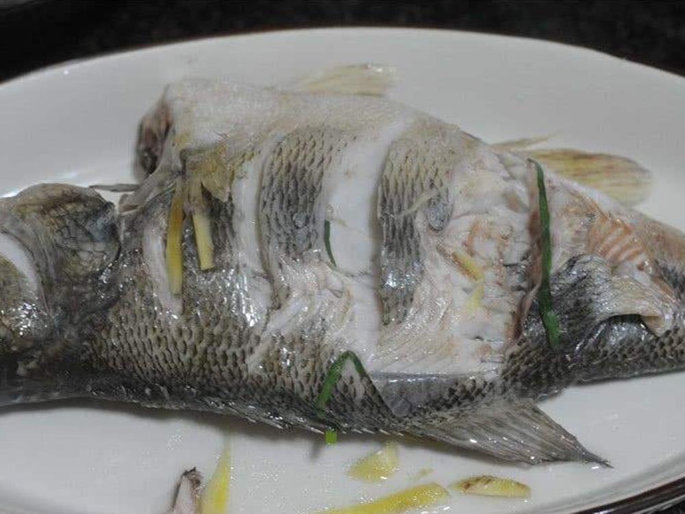 小孩吃鱼被鱼刺卡到怎么办,宝宝被鱼刺卡喉咙一招搞定