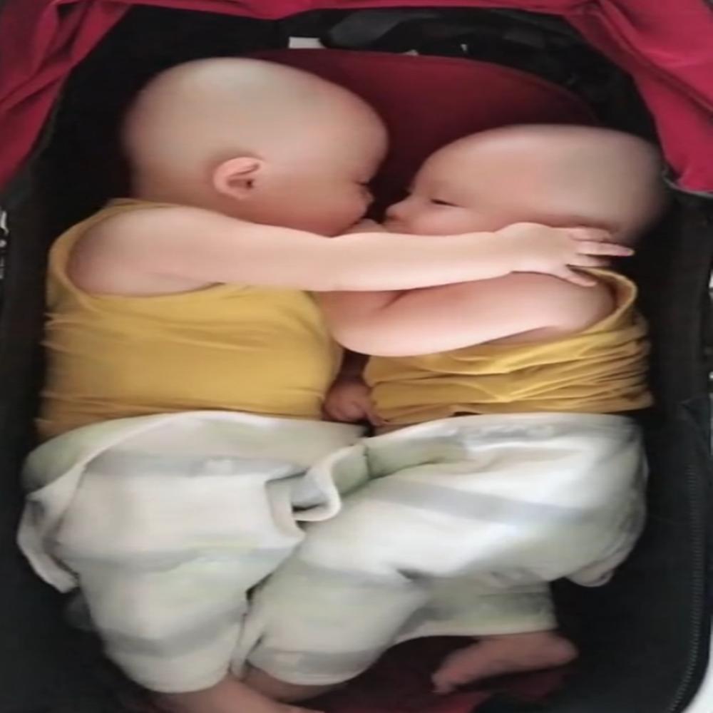 双胞胎宝宝一起坐的婴儿车,双胞胎宝宝在一起玩闹着都很有趣