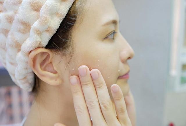 如何正确敷面膜补水效果好,坚持敷面膜好不好用