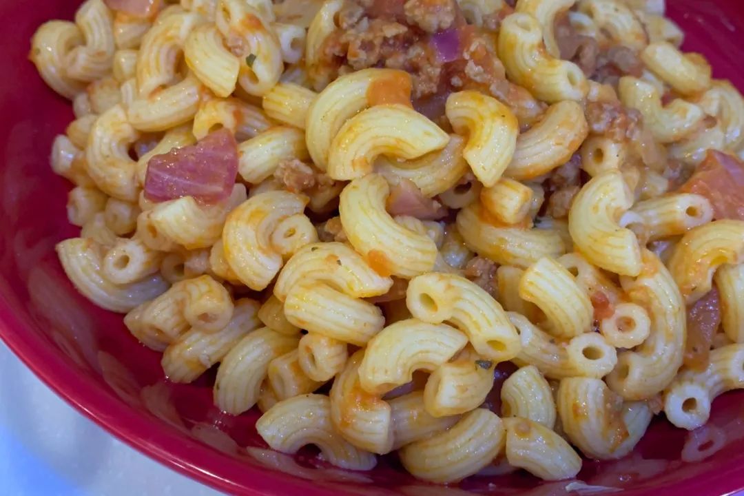 两个小孩给妈妈做大餐,两个女孩给爸妈做饭