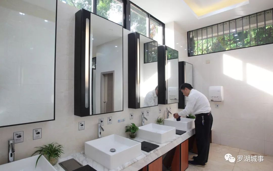 深圳，一个连拉屎都要发朋友圈的城市