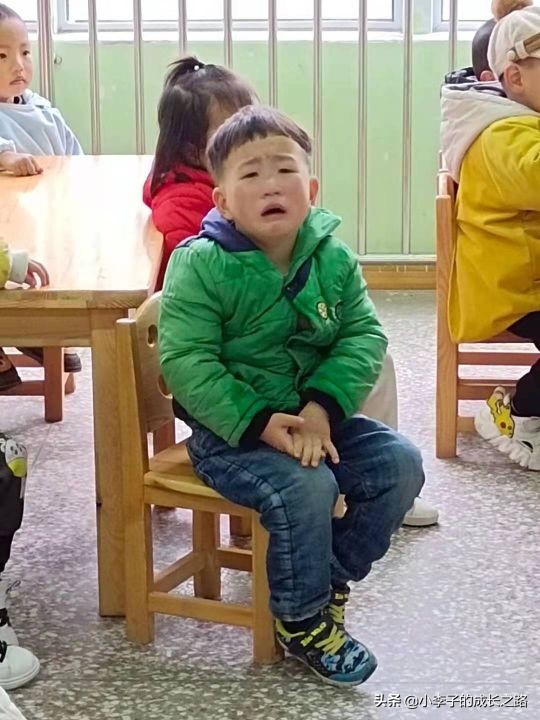 上幼儿园一年了还哭闹,幼儿园新生入园哭闹老师哄娃技巧