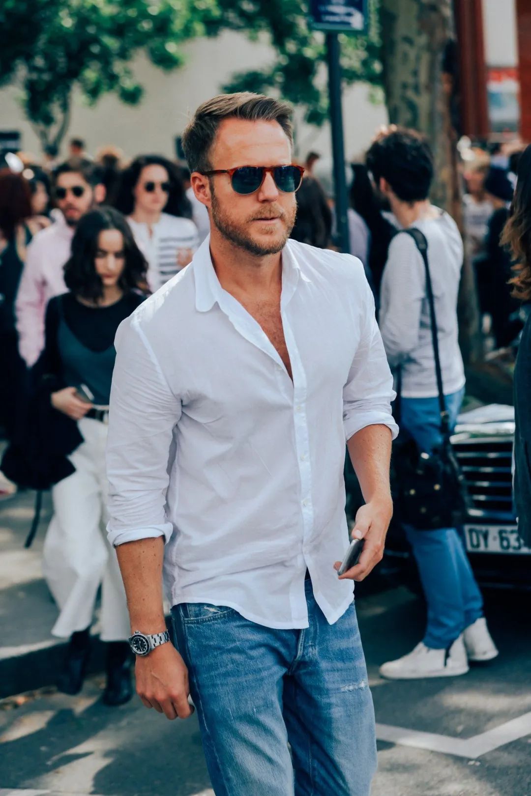 男白色衬衫搭配印花牛仔裤合适吗,男生黑色衬衫配什么颜色的牛仔裤