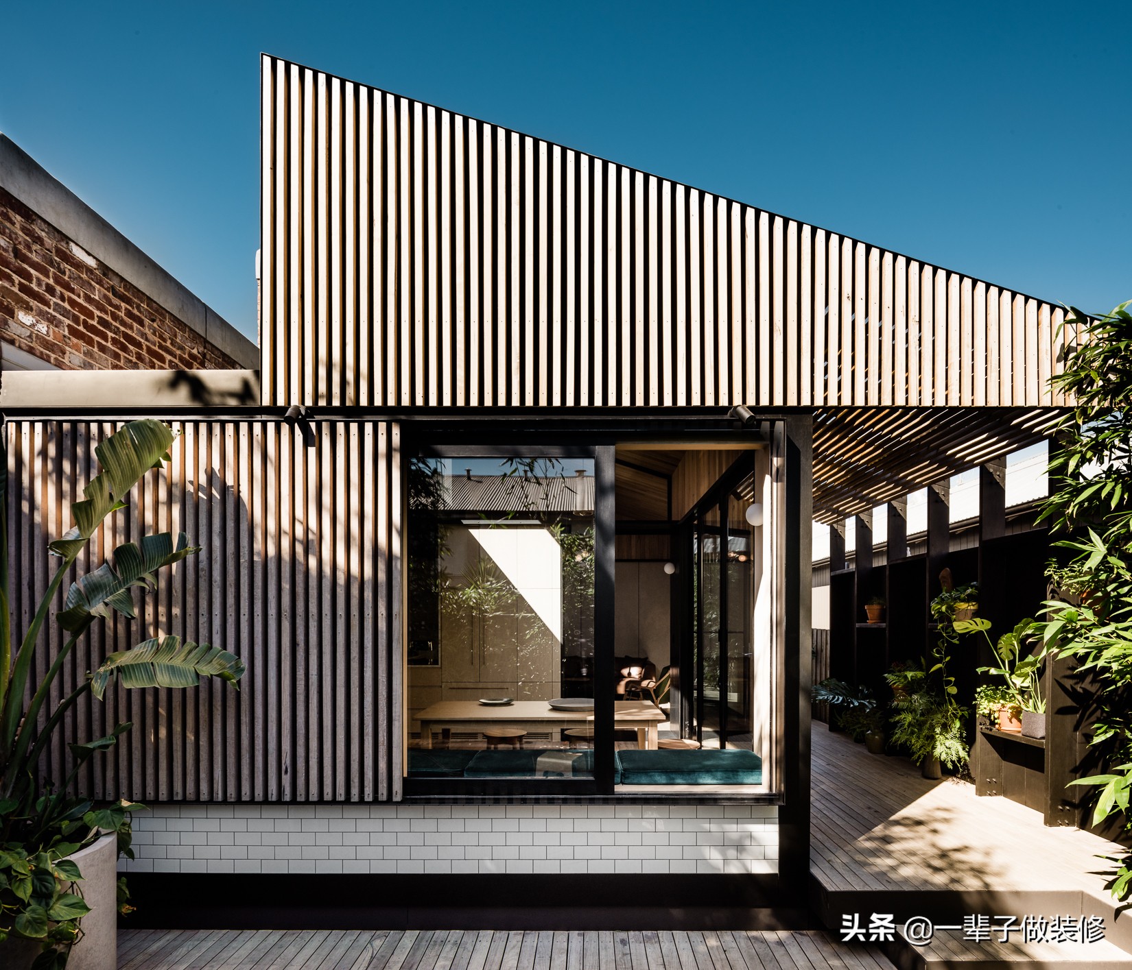 酒店三五好友小聚,三五好友酒店小聚畅谈人生