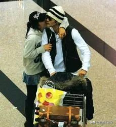 穿着婆婆裤子躺在公公腿上，《放羊的星星》女主刘荷娜被嘲了