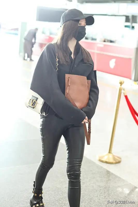 关晓彤身着黑色连体裤酷劲十足,关晓彤罕见穿皮裤亮相