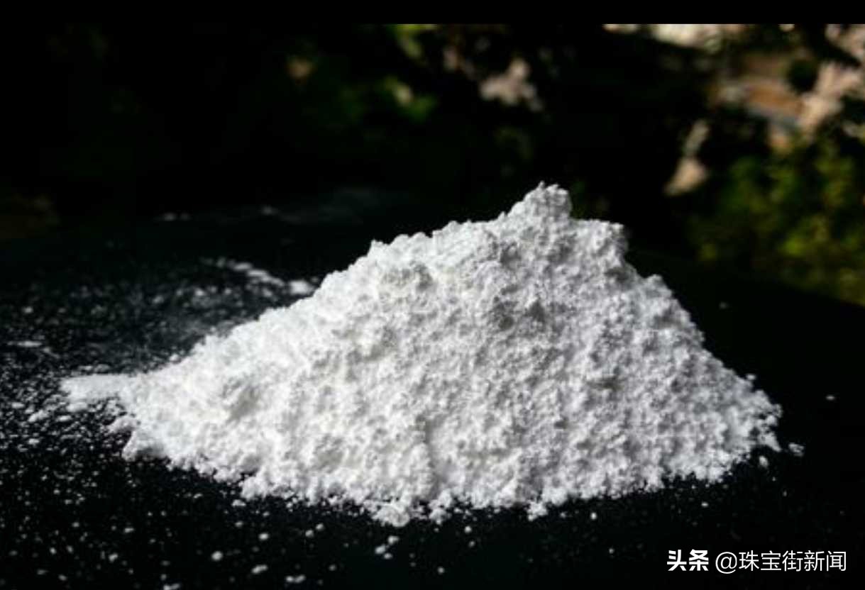 水晶牙膏里有宝藏吗,水晶里的发丝有黑色的么