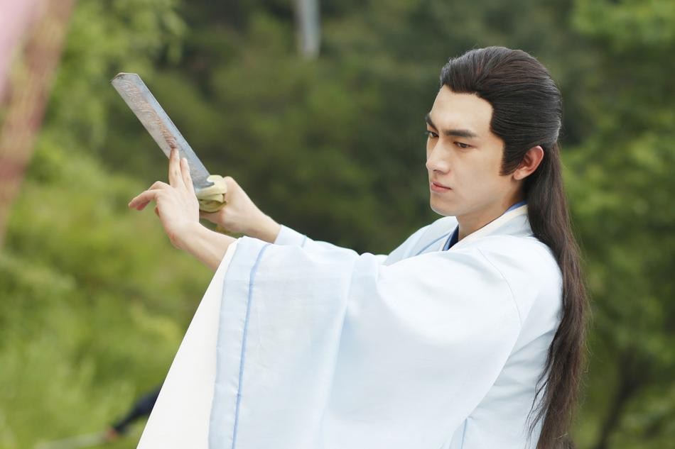 林更新深夜发文表白，称一切都是爱你的形状，女星评论太有深意