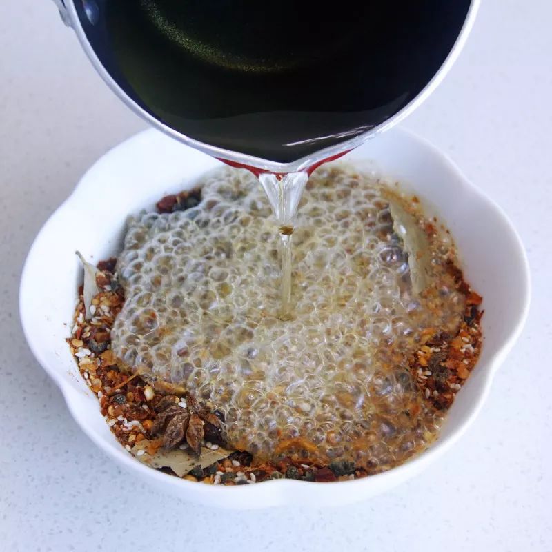 在家自制烧烤邻居家小孩都馋哭了,自己做辣条隔壁小孩都馋哭了