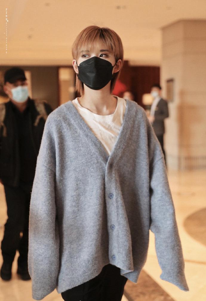 陆柯燃机场蓝衣服,陆柯燃中性礼服