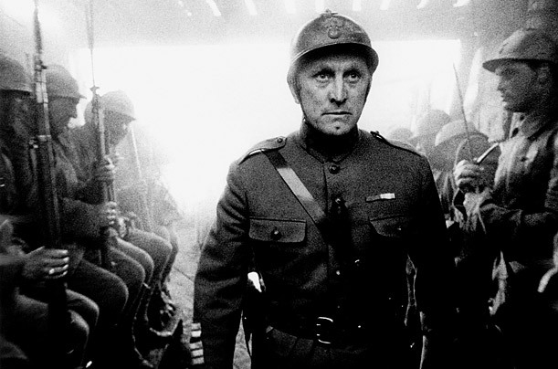 库布里克最好的作品？《光荣之路》：寻找一种麻痹的真实