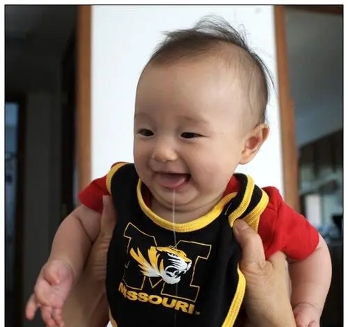 宝宝爱吐泡泡是呼吸道有分泌物吗,宝宝总是吐泡泡还咳嗽