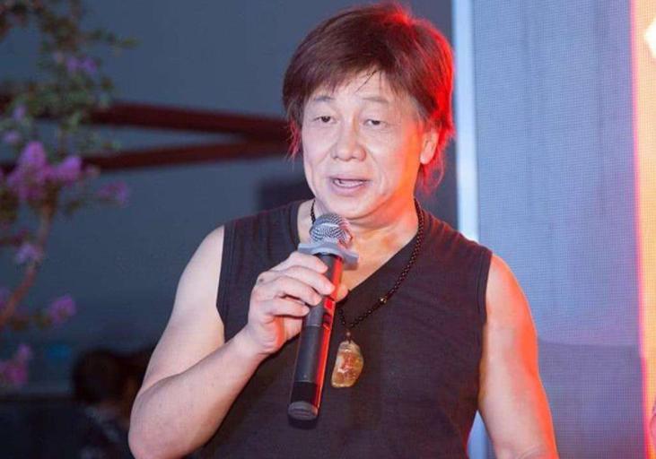 梁小龙穿中山装商演,港星梁小龙多少岁