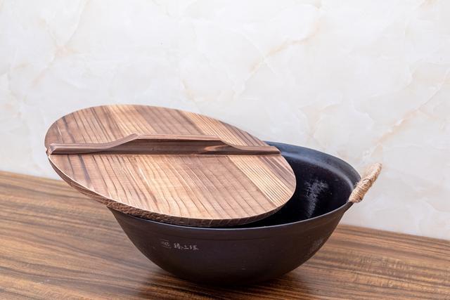 古法泥模翻砂浇铸平底锅,古法泥模铸铁锅