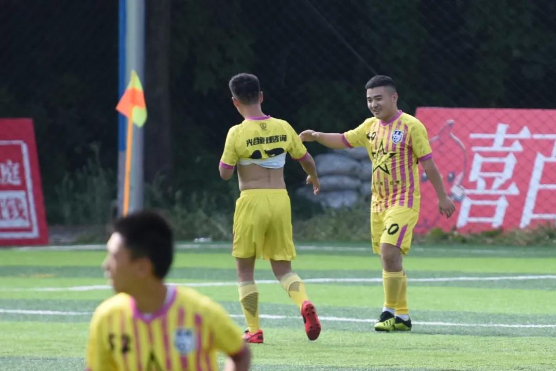 她想@所有人：“明年某日，请务必来捧我的100场！”