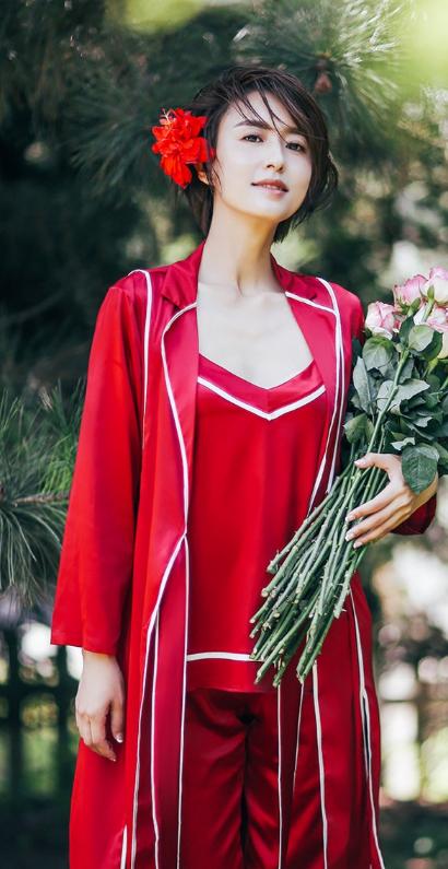 张蕾气质好又会穿,张蕾穿同款藏青色风衣