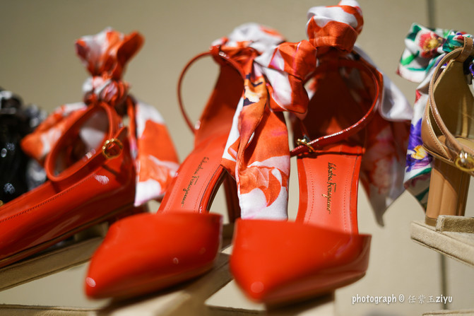 一群年轻人到三亚，摆pose，拍照