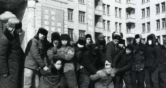 建国后的荒唐事：县医院改造成皇宫，40名女护士被迫成妃子