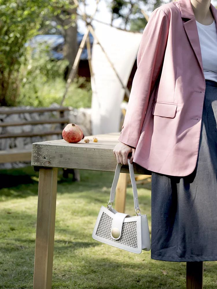 小众设计感经典百搭腋下包,今年最流行的百搭腋下包