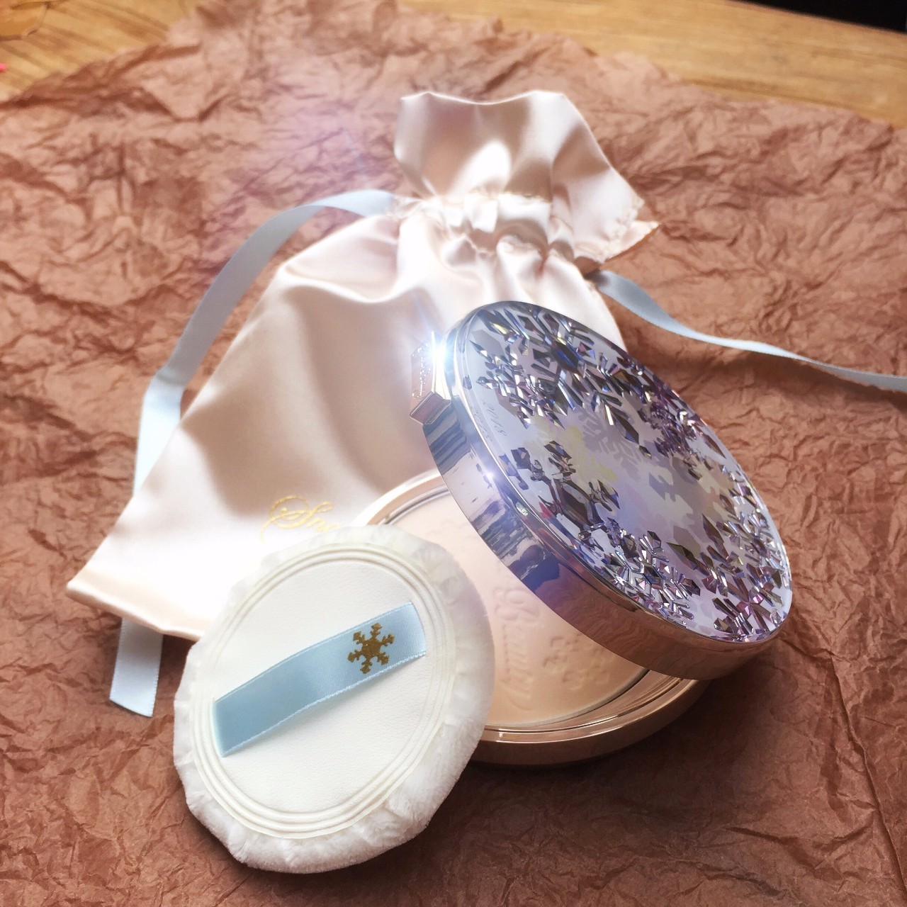 蜜粉和散粉不一样吗,蜜粉散粉粉饼的区别和使用