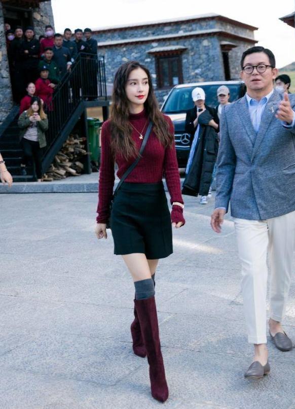 杨颖穿着短裙回国少女感十足，多套巴黎看秀造型也都美翻外网