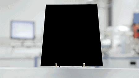 它比虚无的黑洞更黑，让全世界的瞳孔无法聚焦