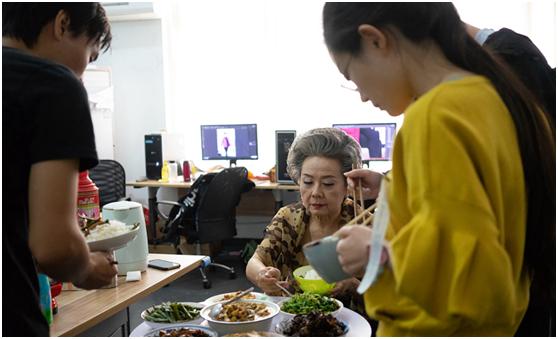 72岁奶奶平面模特,70岁奶奶惊艳超模坚持走秀9年