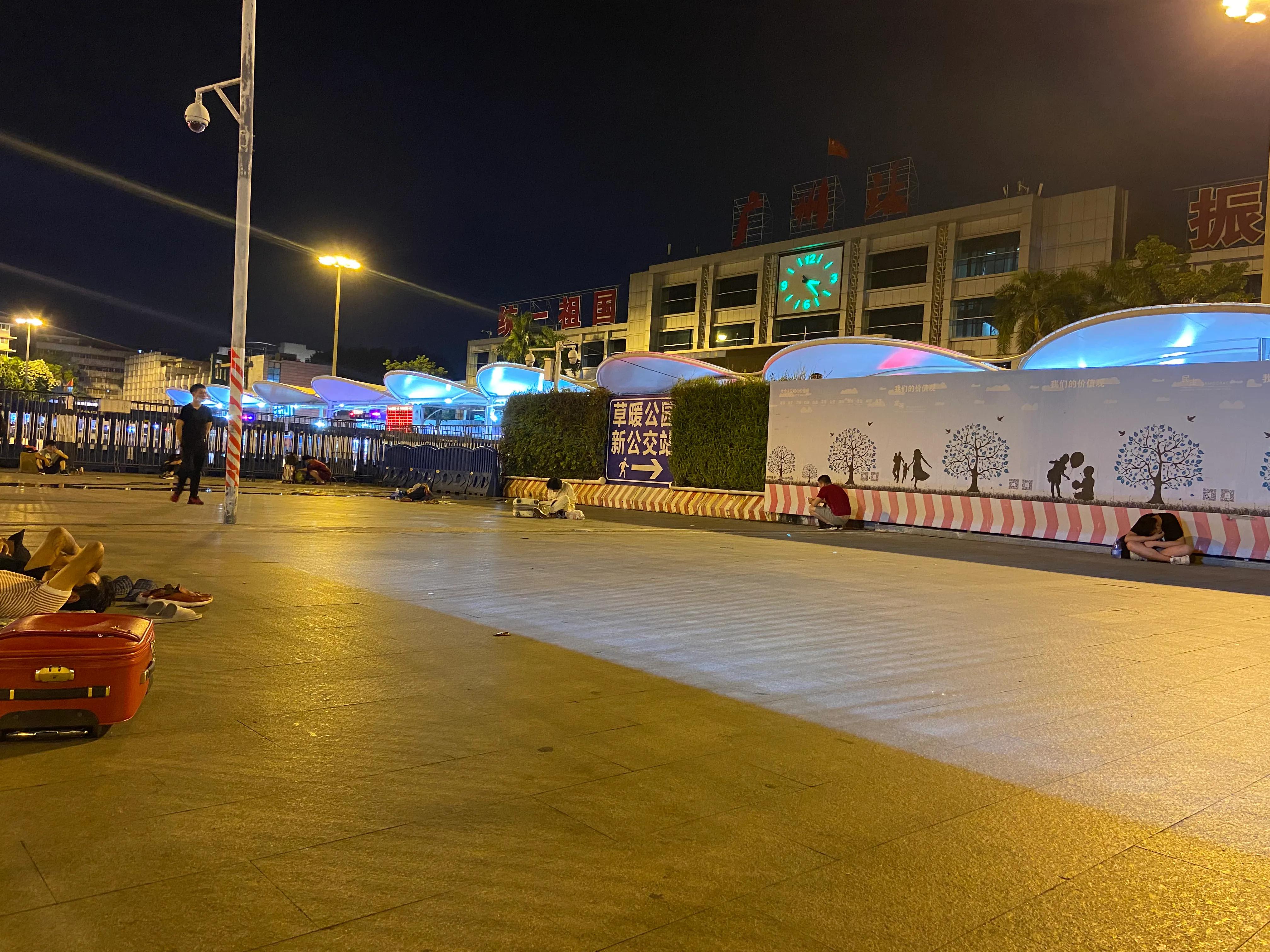 记录深夜广州火车站,广州火车站夜晚生活