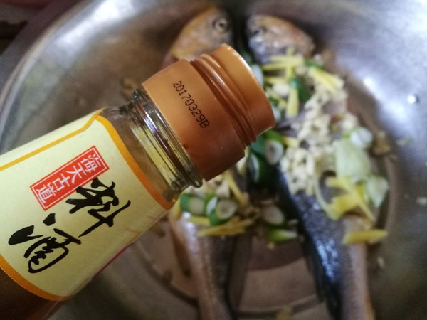 蒸鱼的时候倒料酒吗,蒸鱼什么时候放调料