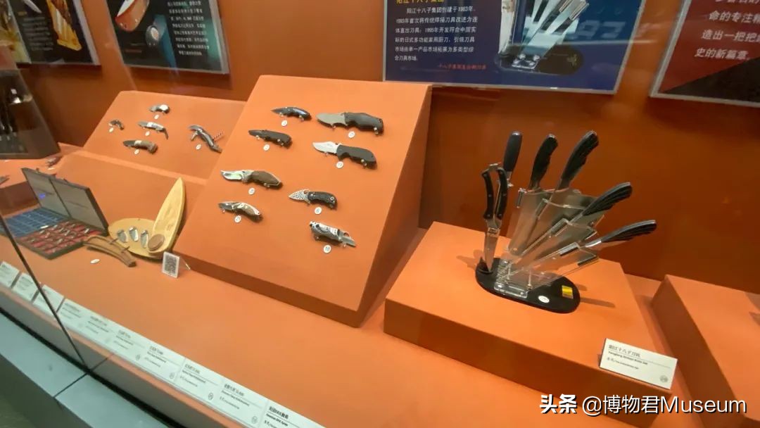 物开一刃为“刀”，两面*刃开**为“剑”，双刀相交为“剪”