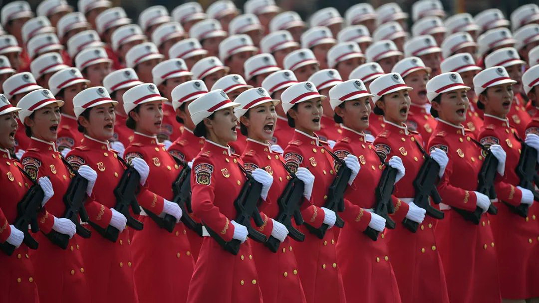 凤凰云中翱——国庆70周年阅兵服装”（下）